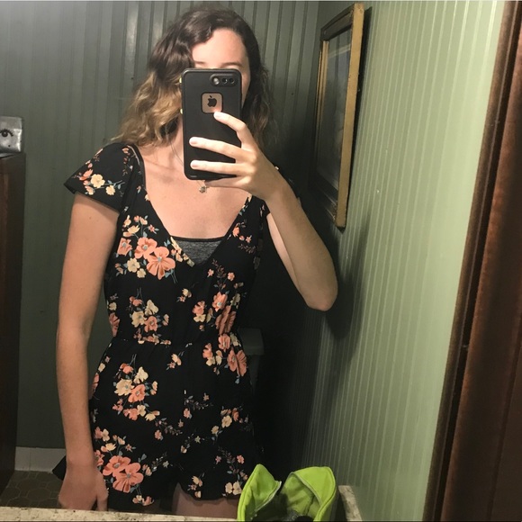 Urban Outfitters Floral Ruffled-Sleeve Romper - Picture 6 of 6